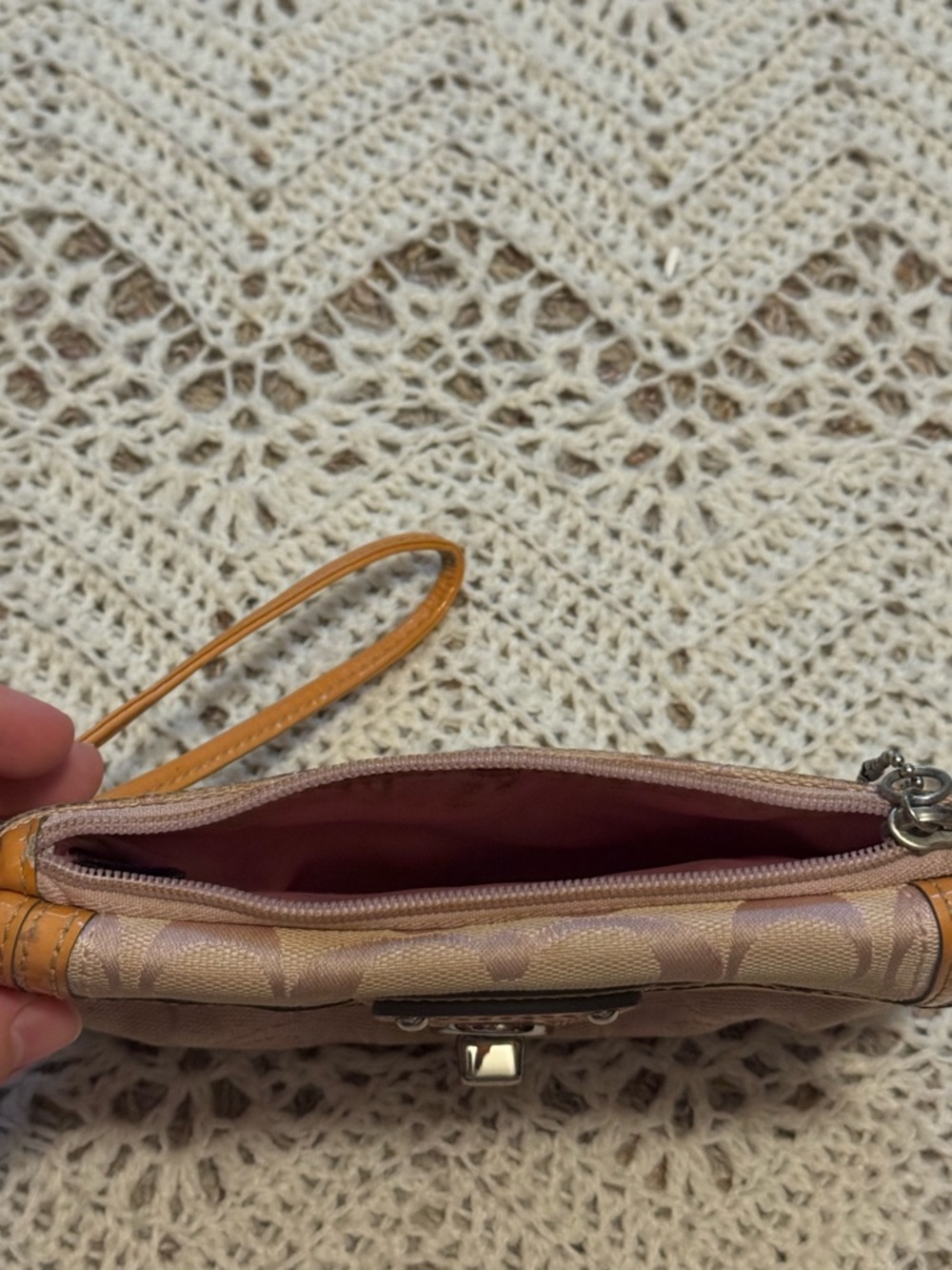 Vintage Coach Legacy Signature Turnlock Flap Wristlet Pink Jacquard Tan Leather - Picture 5 of 9